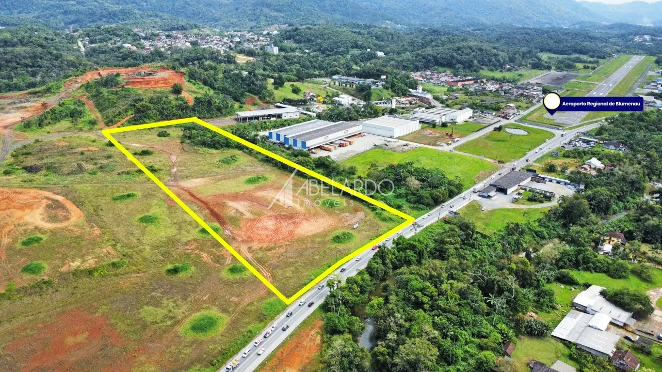 Excelente terreno ZI1 plano com 29.700,00 m, situado na rua Dr. Pedro Zimmermann, nas proximidades da BR 470, com muito potencial construtivo, ideal para construção de galpões, comércio, centro comercial, entre outros. — foto 3