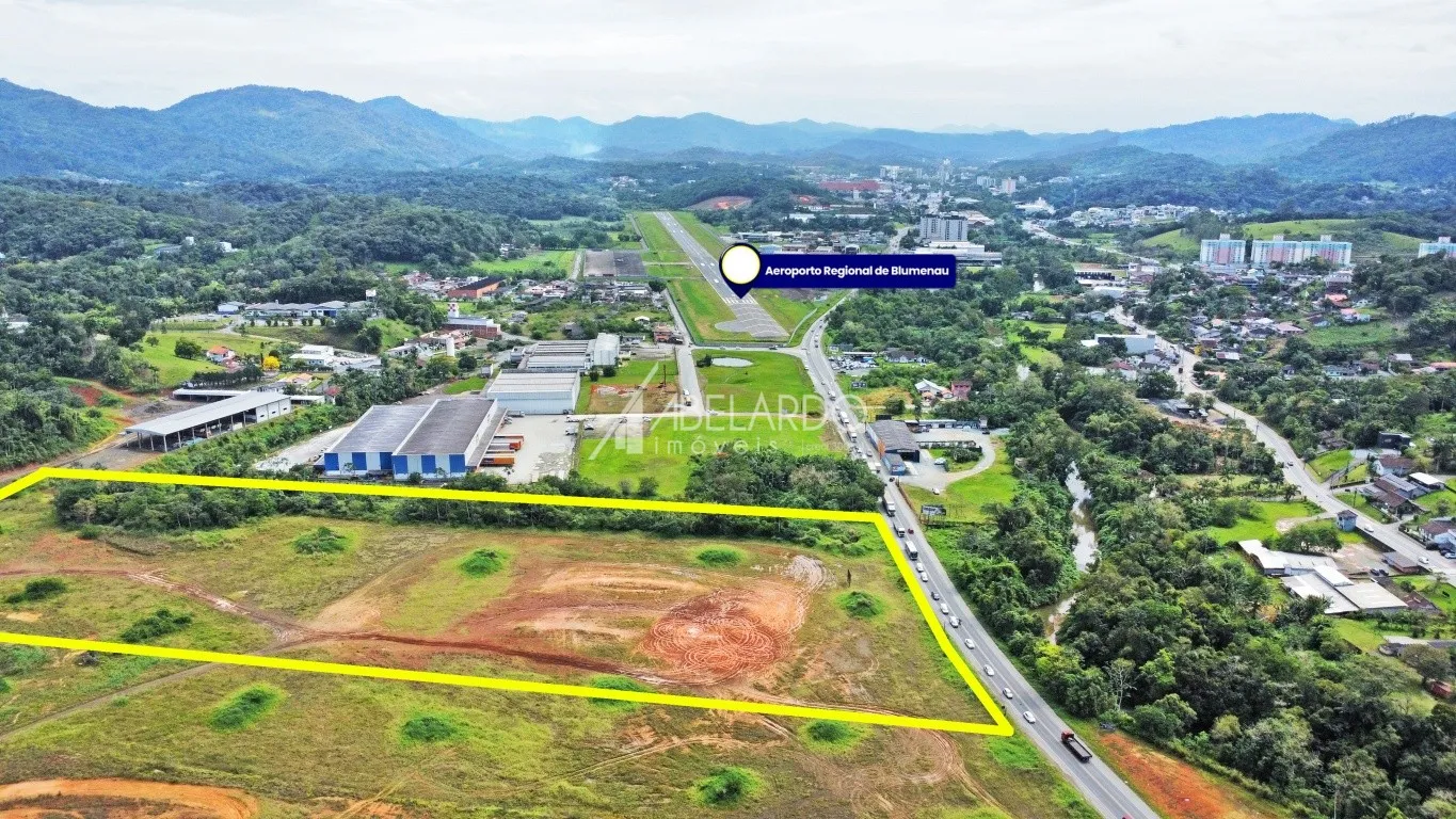 Excelente terreno ZI1 plano com 29.700,00 m, situado na rua Dr. Pedro Zimmermann, nas proximidades da BR 470, com muito potencial construtivo, ideal para construção de galpões, comércio, centro comercial, entre outros. — foto 4