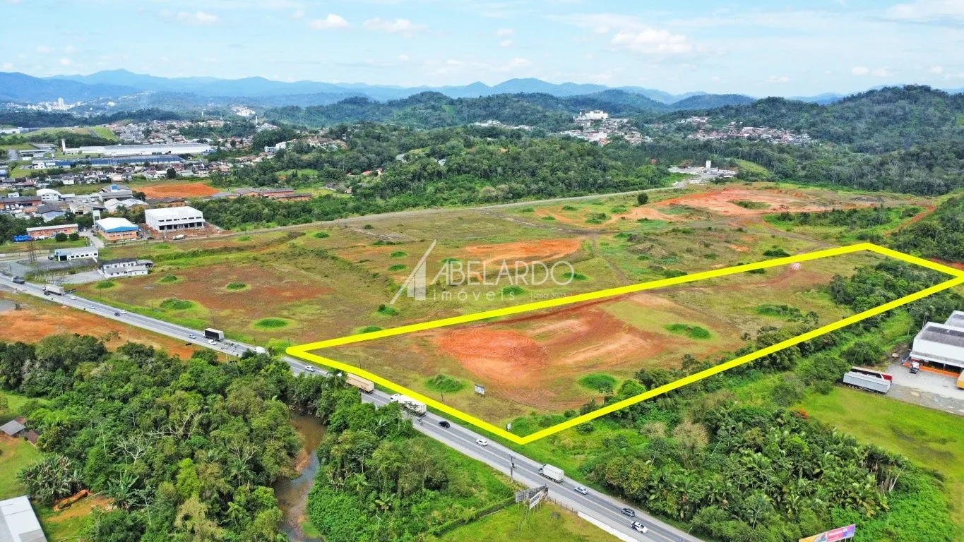 Excelente terreno ZI1 plano com 29.700,00 m, situado na rua Dr. Pedro Zimmermann, nas proximidades da BR 470, com muito potencial construtivo, ideal para construção de galpões, comércio, centro comercial, entre outros. — foto 7
