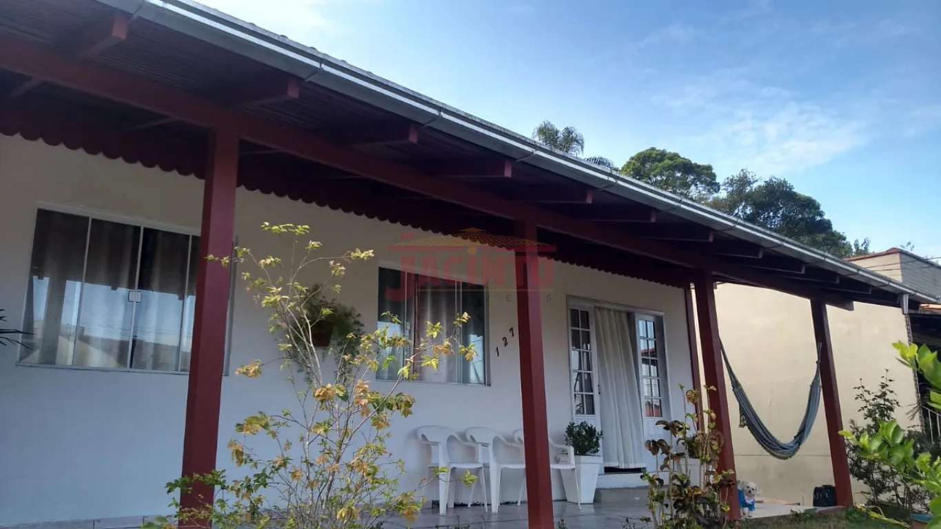 Casa de alvenaria com 1 suíte + 2 dormitórios, sala, cozinha, banheiro, área de serviço, varanda na frente e garagem. O imóvel contém aproximadamente 137 m construídos, e 377m de terreno. — foto 2