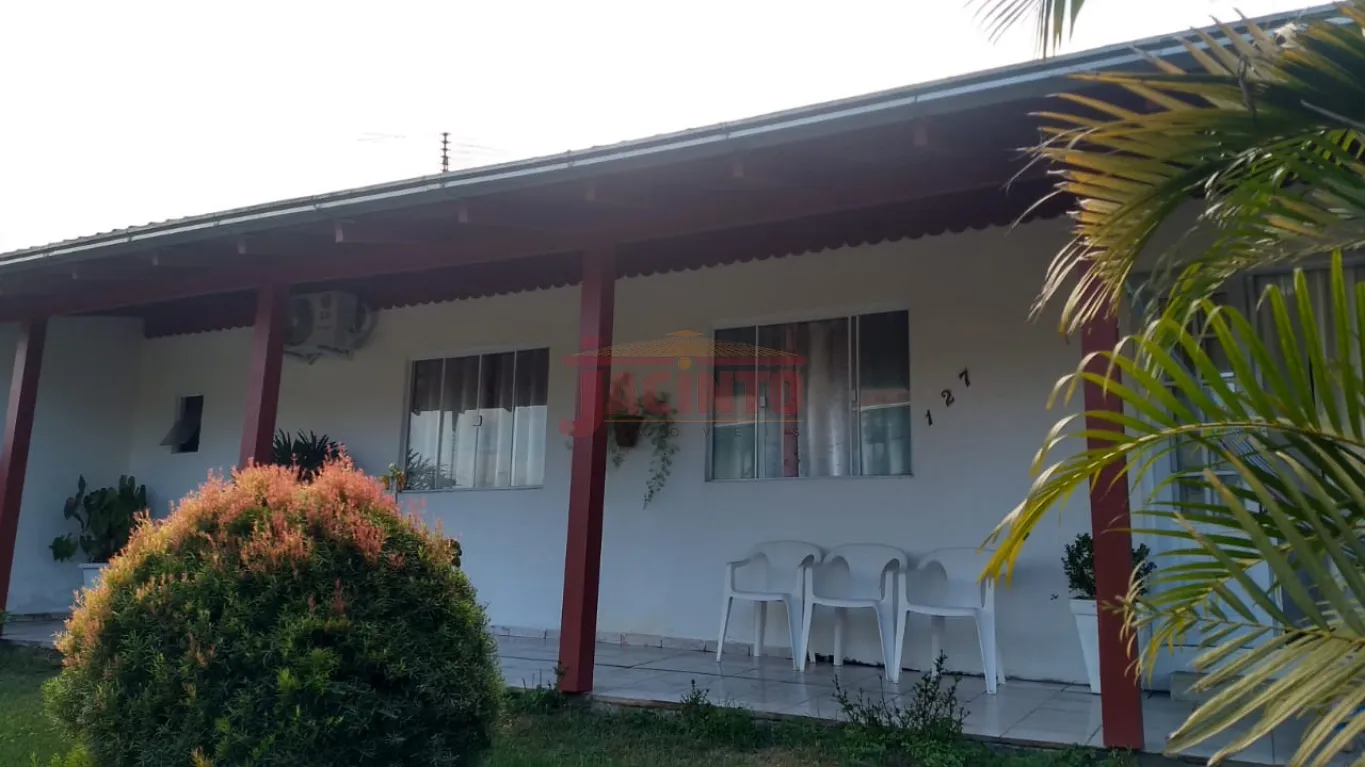 Casa de alvenaria com 1 suíte + 2 dormitórios, sala, cozinha, banheiro, área de serviço, varanda na frente e garagem. O imóvel contém aproximadamente 137 m construídos, e 377m de terreno. — foto 3