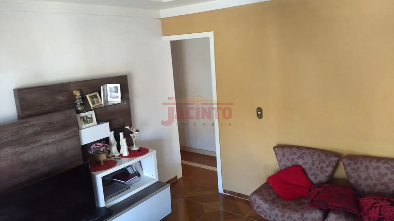Casa de alvenaria com 1 suíte + 2 dormitórios, sala, cozinha, banheiro, área de serviço, varanda na frente e garagem. O imóvel contém aproximadamente 137 m construídos, e 377m de terreno. — foto 4