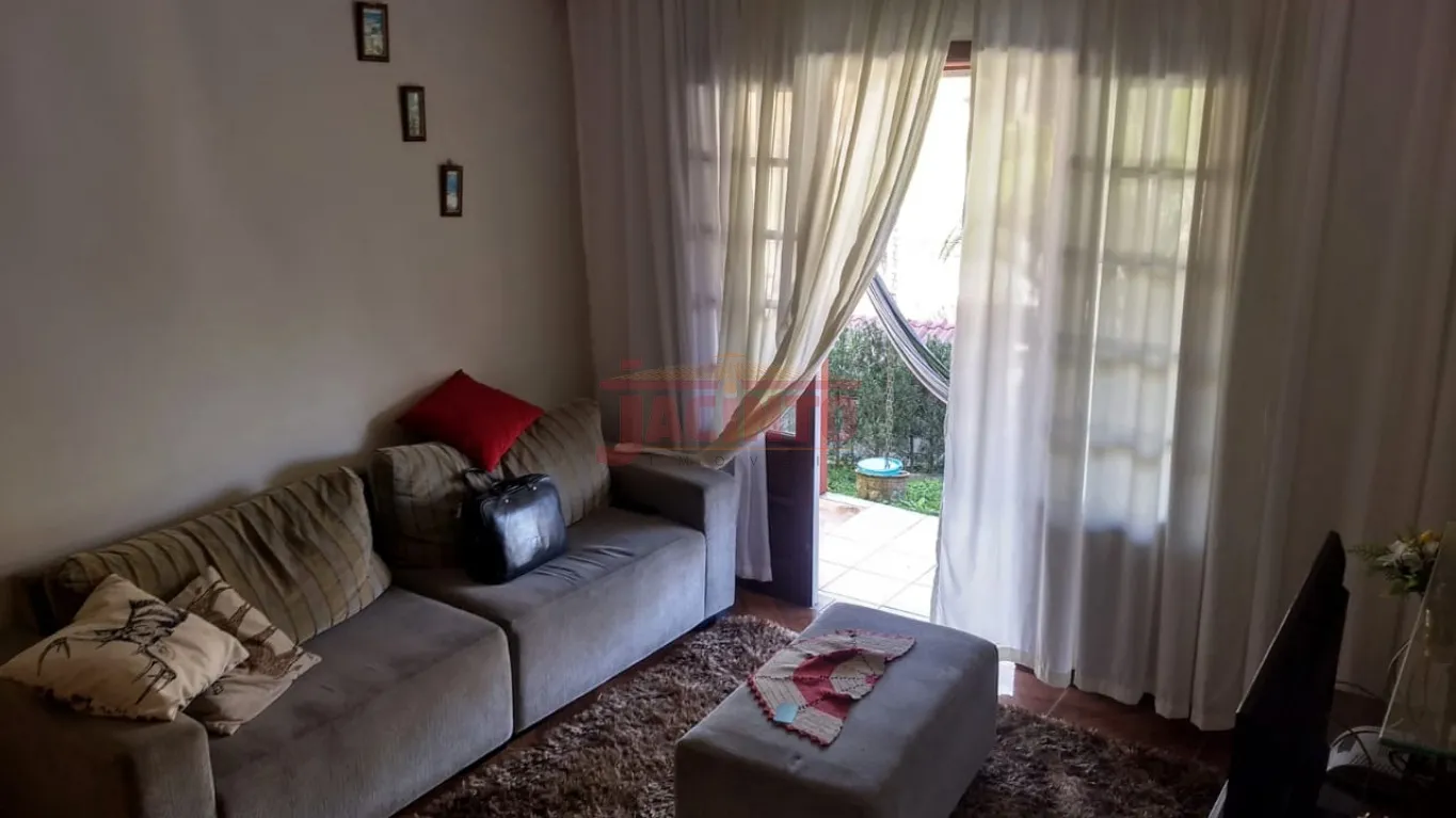 Casa de alvenaria com 1 suíte + 2 dormitórios, sala, cozinha, banheiro, área de serviço, varanda na frente e garagem. O imóvel contém aproximadamente 137 m construídos, e 377m de terreno. — foto 5