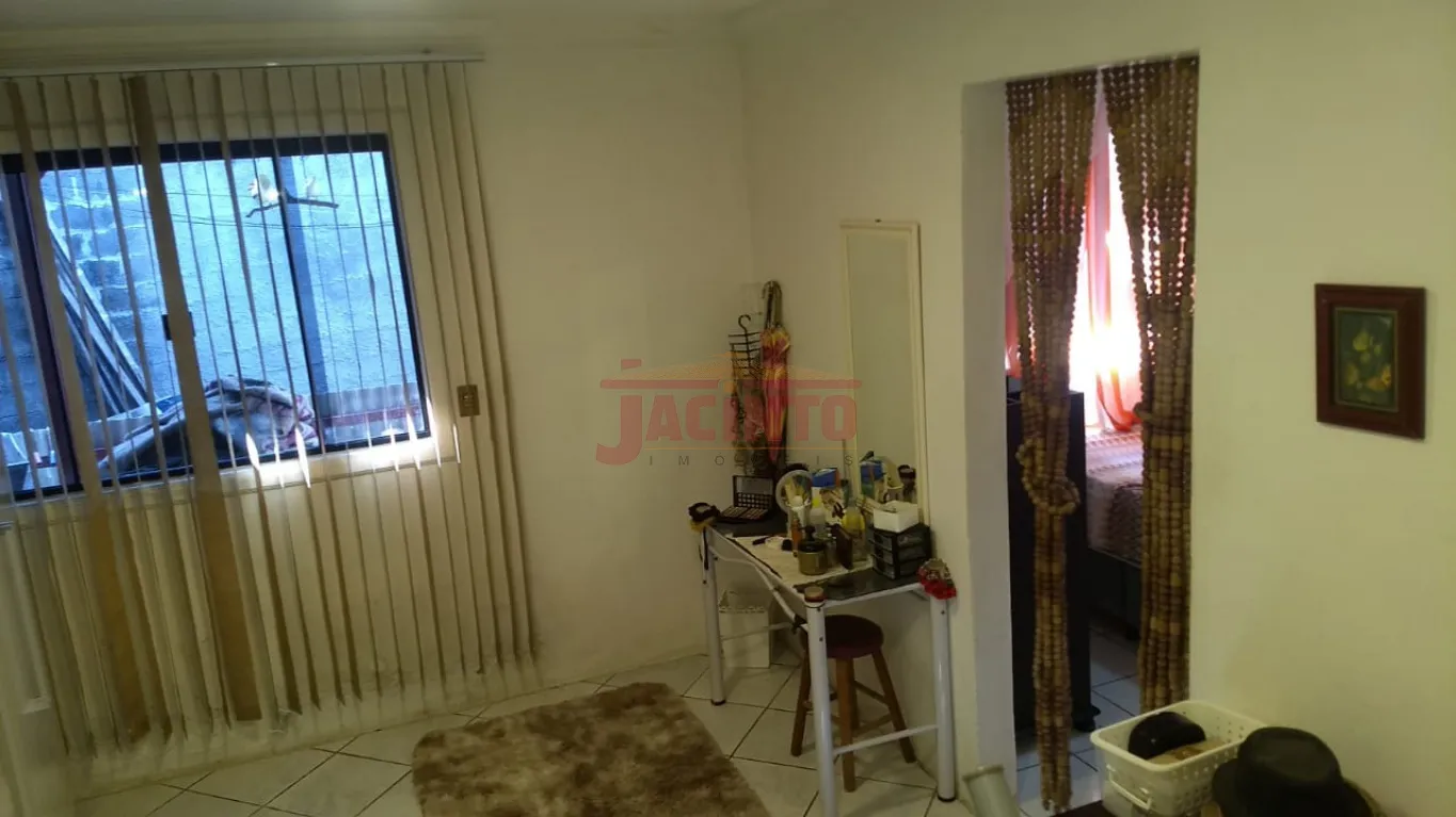 Casa de alvenaria com 1 suíte + 2 dormitórios, sala, cozinha, banheiro, área de serviço, varanda na frente e garagem. O imóvel contém aproximadamente 137 m construídos, e 377m de terreno. — foto 6