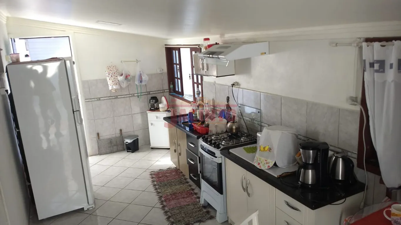 Casa de alvenaria com 1 suíte + 2 dormitórios, sala, cozinha, banheiro, área de serviço, varanda na frente e garagem. O imóvel contém aproximadamente 137 m construídos, e 377m de terreno. — foto 7