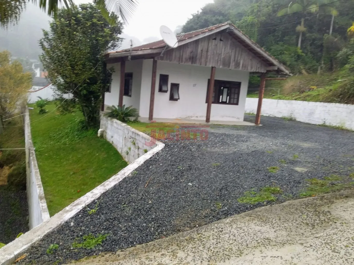 Lindo e amplo terreno em fim de rua, com água de poço e uma ótima vista sem contar com a tranquilidade e o silêncio. Com 1.018 M com 2 casas. — foto 2