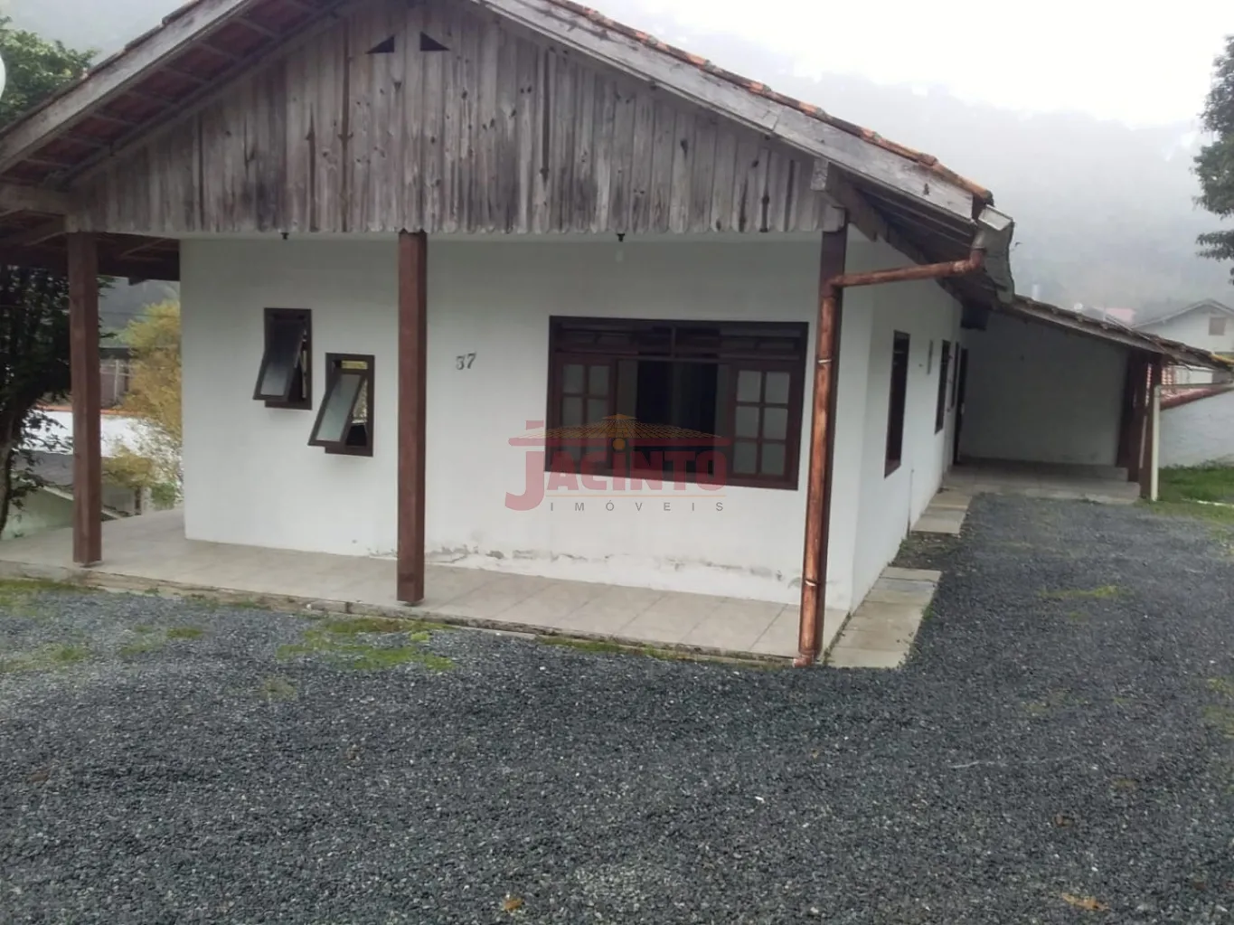 Lindo e amplo terreno em fim de rua, com água de poço e uma ótima vista sem contar com a tranquilidade e o silêncio. Com 1.018 M com 2 casas. — foto 3