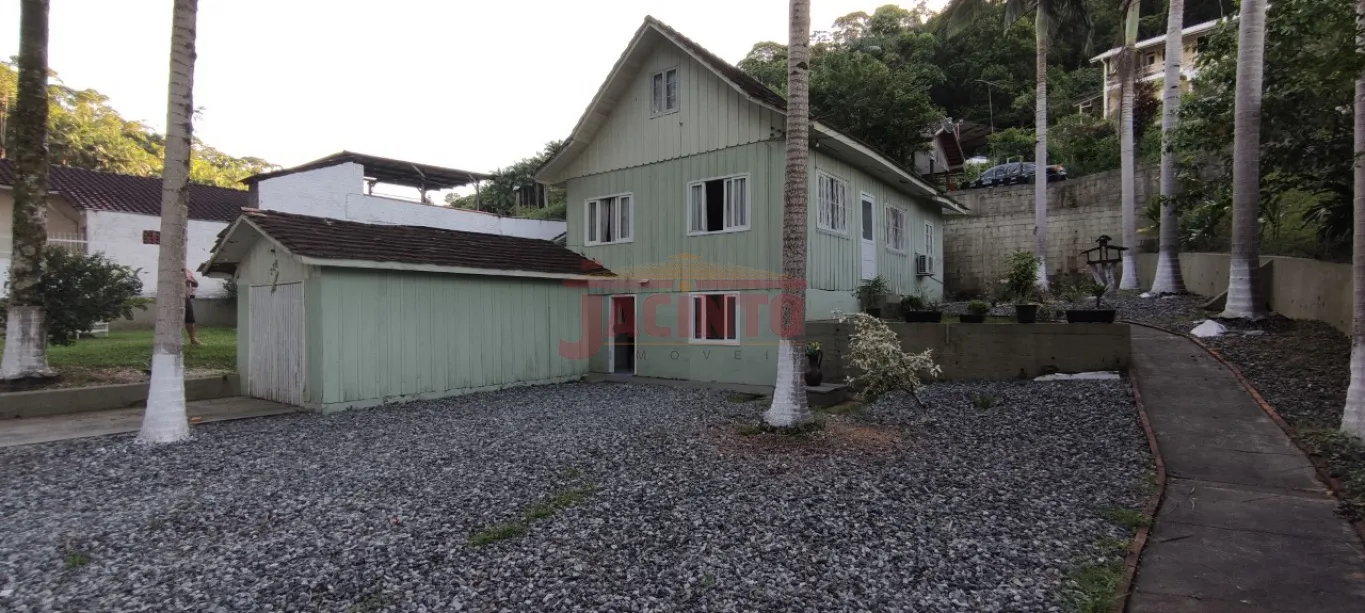 Lindo e amplo terreno em fim de rua, com água de poço e uma ótima vista sem contar com a tranquilidade e o silêncio. Com 1.018 M com 2 casas. — foto 4