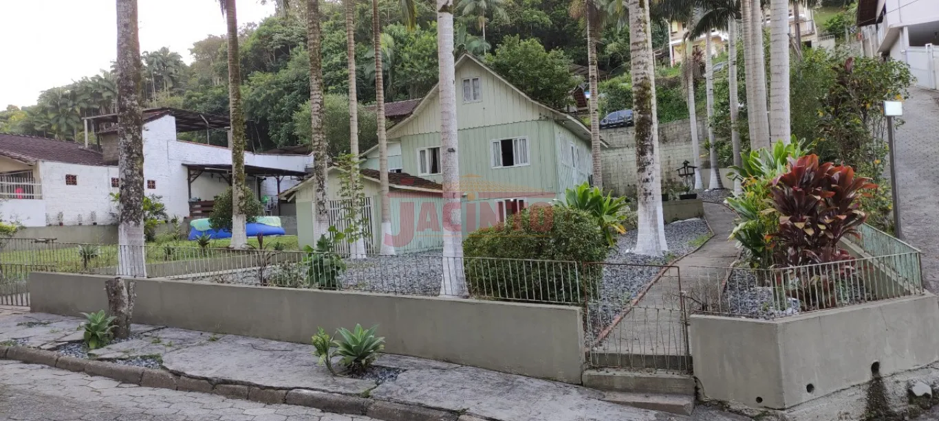 Lindo e amplo terreno em fim de rua, com água de poço e uma ótima vista sem contar com a tranquilidade e o silêncio. Com 1.018 M com 2 casas. — foto 6