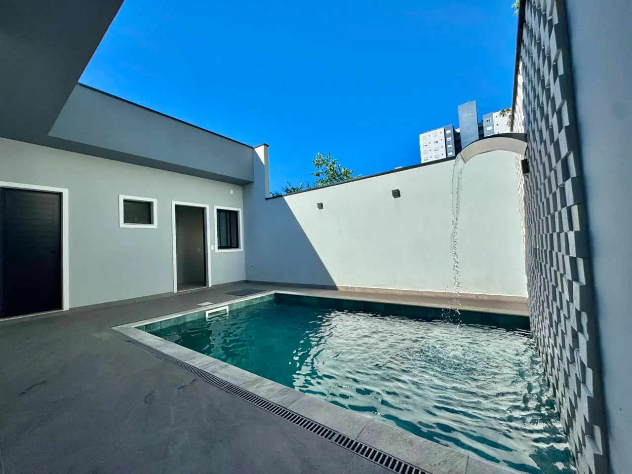 Casa à venda com 3 quartos, sendo 3 suítes, 2 vagas, 165m² na região do bairro Escola Agrícola, próximo à Rua José Deeke, Blumenau