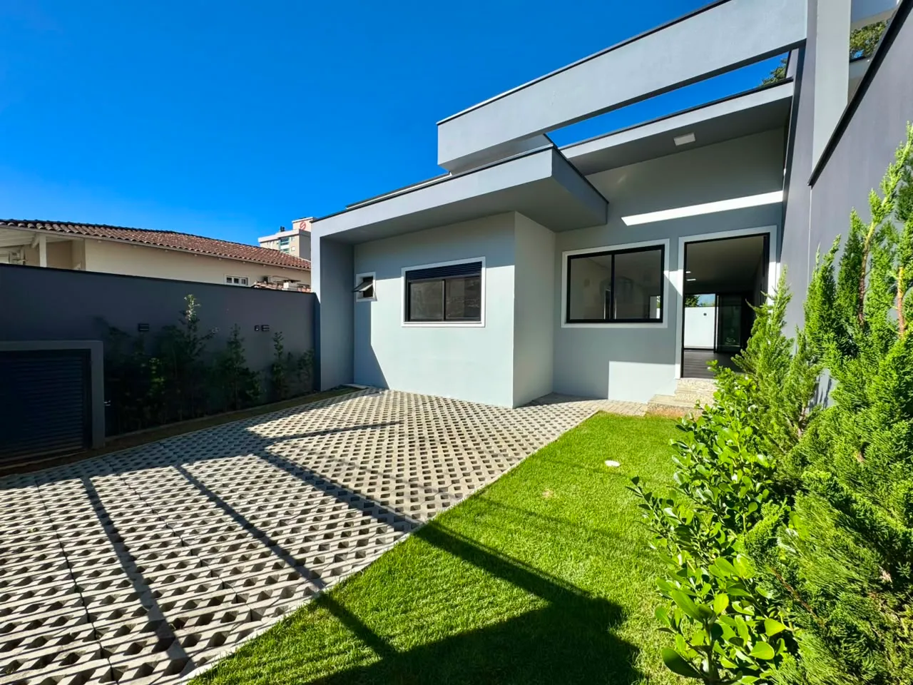 Casa à venda com 3 quartos, sendo 3 suítes, 2 vagas, 165m² na região do bairro Escola Agrícola, próximo à Rua José Deeke, Blumenau
