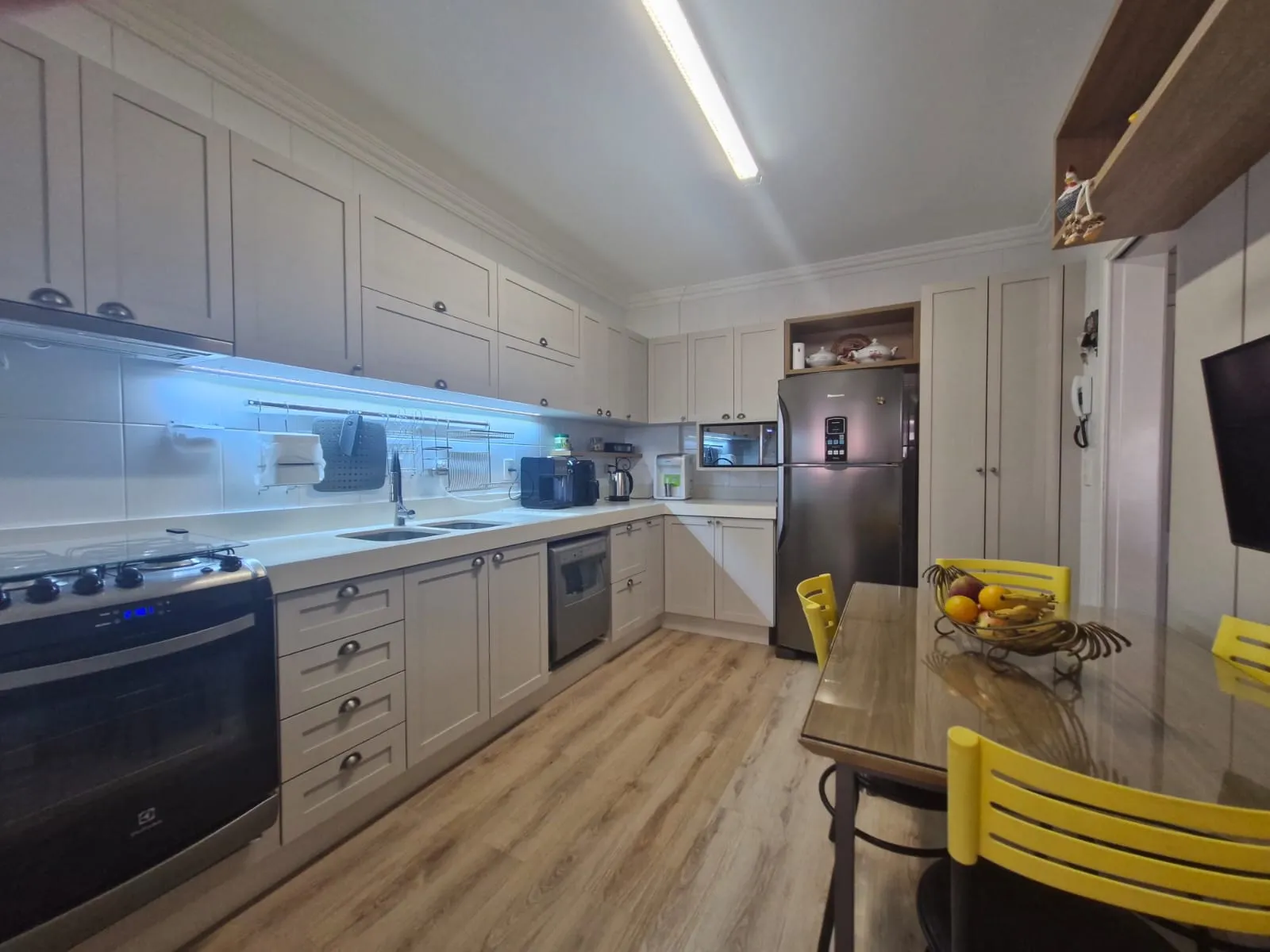 Apartamento à venda com 4 quartos, sendo 1 suíte, 1 vaga, 126m² na Rua Elizeu di Bernardi no Campinas, São José
