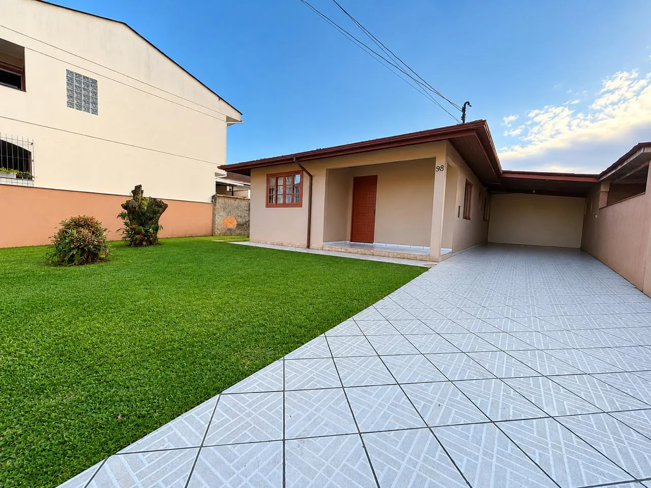 Casa à venda com 3 quartos, sendo 1 suíte, 4 vagas, 176m² na Rua Altino José da Cunha no Ponte do Imaruim, Palhoça