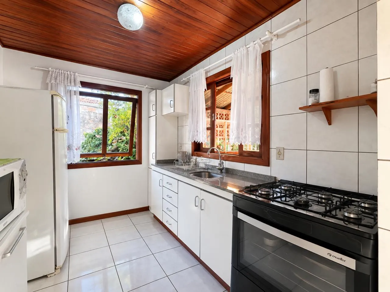 Casa à venda com 3 quartos, sendo 1 suíte, 4 vagas, 176m² na Rua Altino José da Cunha no Ponte do Imaruim, Palhoça