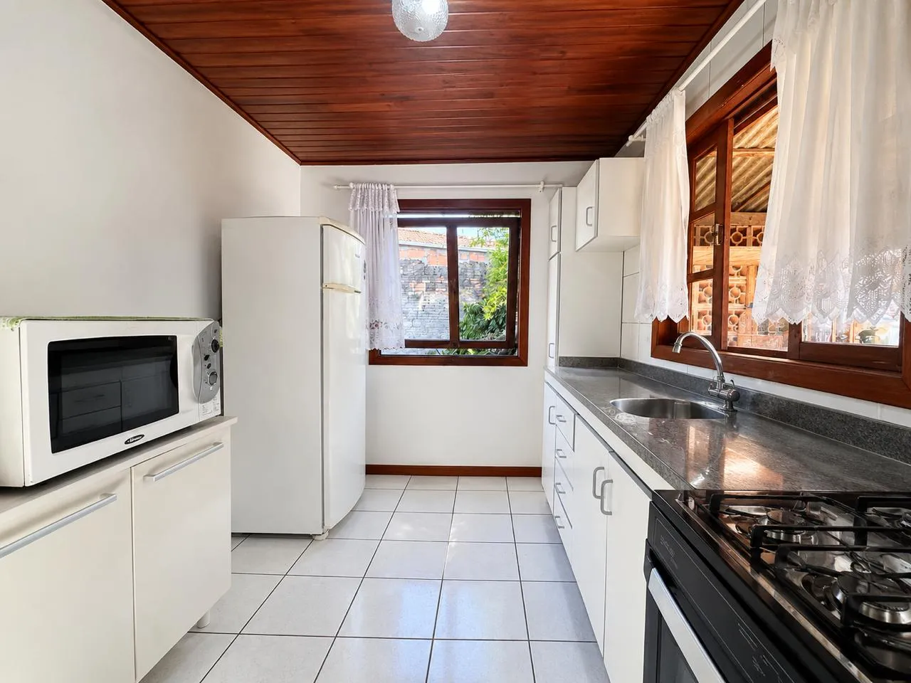 Casa à venda com 3 quartos, sendo 1 suíte, 4 vagas, 176m² na Rua Altino José da Cunha no Ponte do Imaruim, Palhoça