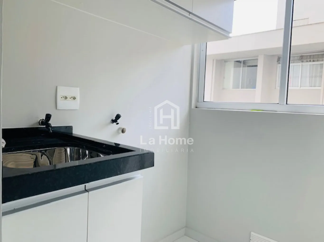 Apartamento semi mobiliado com 02 dormitórios para locação no bairro Água Verde em Blumenau. — foto 2