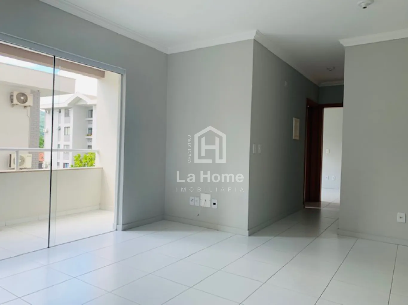 Apartamento semi mobiliado com 02 dormitórios para locação no bairro Água Verde em Blumenau. — foto 3