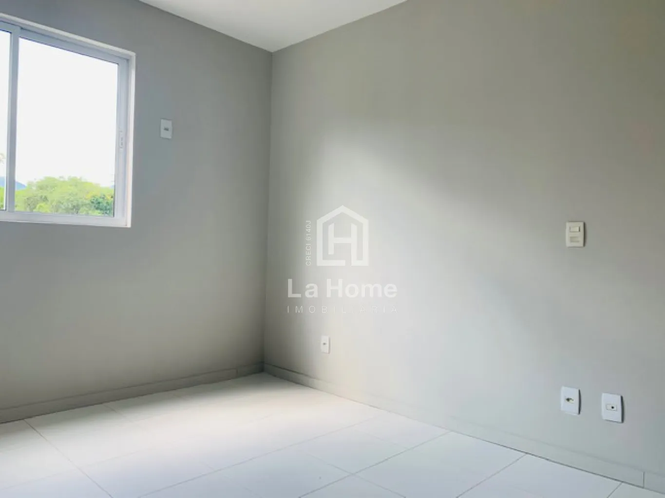 Apartamento semi mobiliado com 02 dormitórios para locação no bairro Água Verde em Blumenau. — foto 5