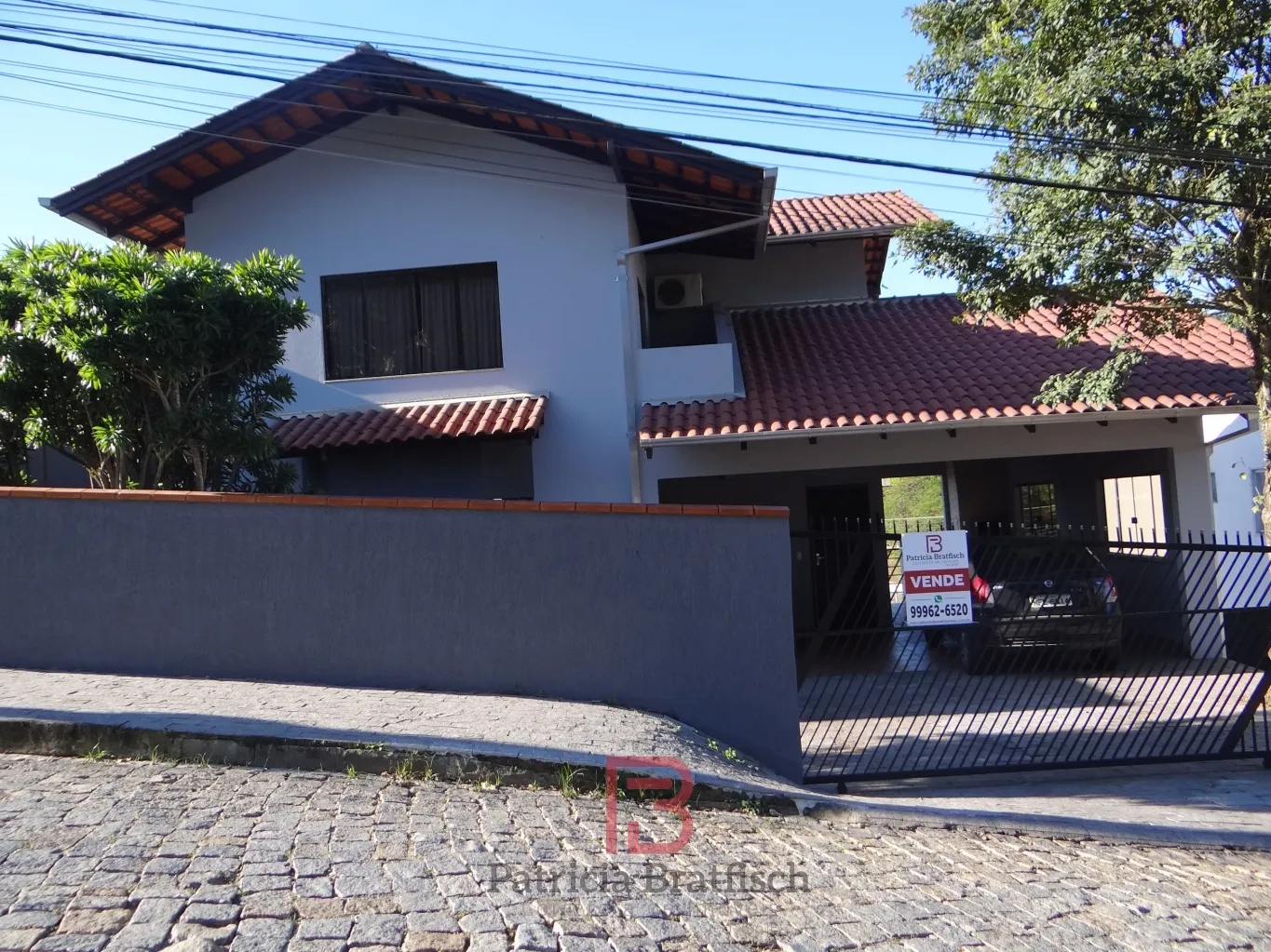 Casa com amplo terreno fundos no Bairro Velha. 3 dormitórios (suíte) e 04 vagas de garagem. — foto 2