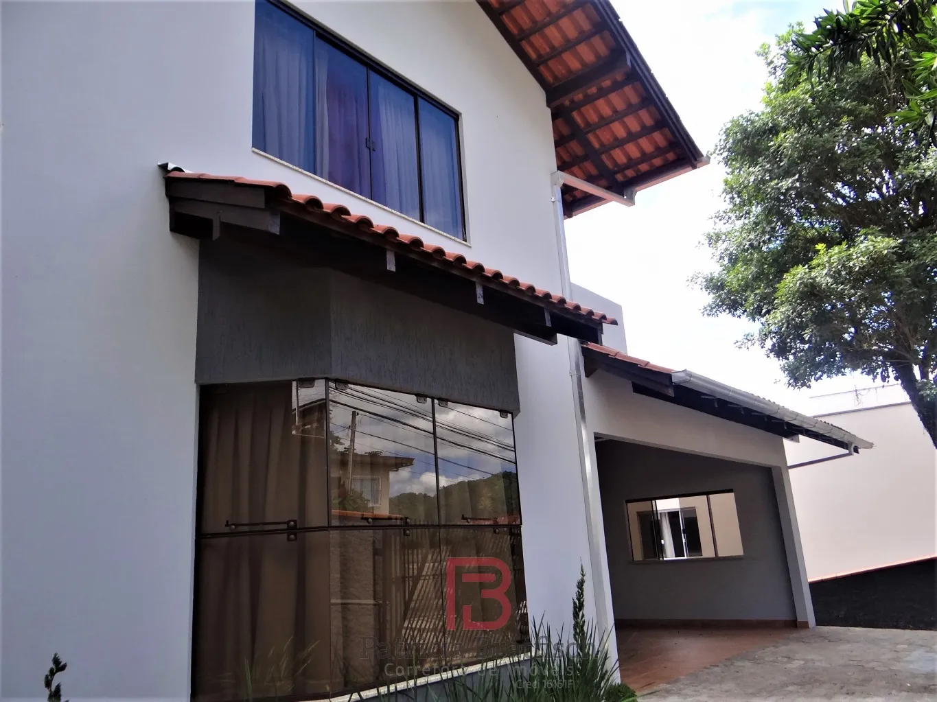 Casa com amplo terreno fundos no Bairro Velha. 3 dormitórios (suíte) e 04 vagas de garagem. — foto 3