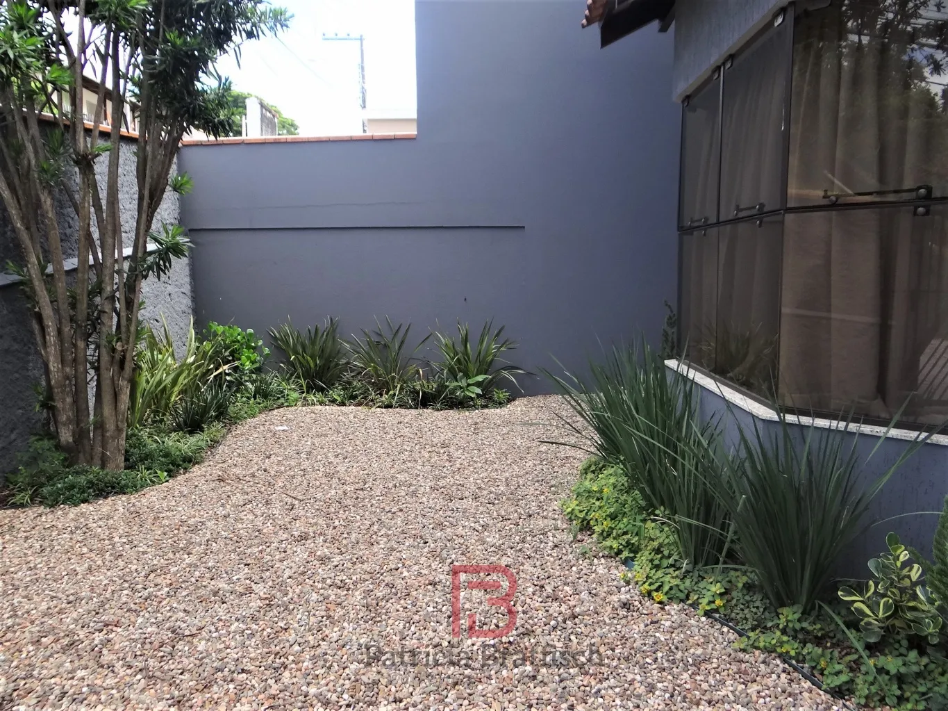 Casa com amplo terreno fundos no Bairro Velha. 3 dormitórios (suíte) e 04 vagas de garagem. — foto 4