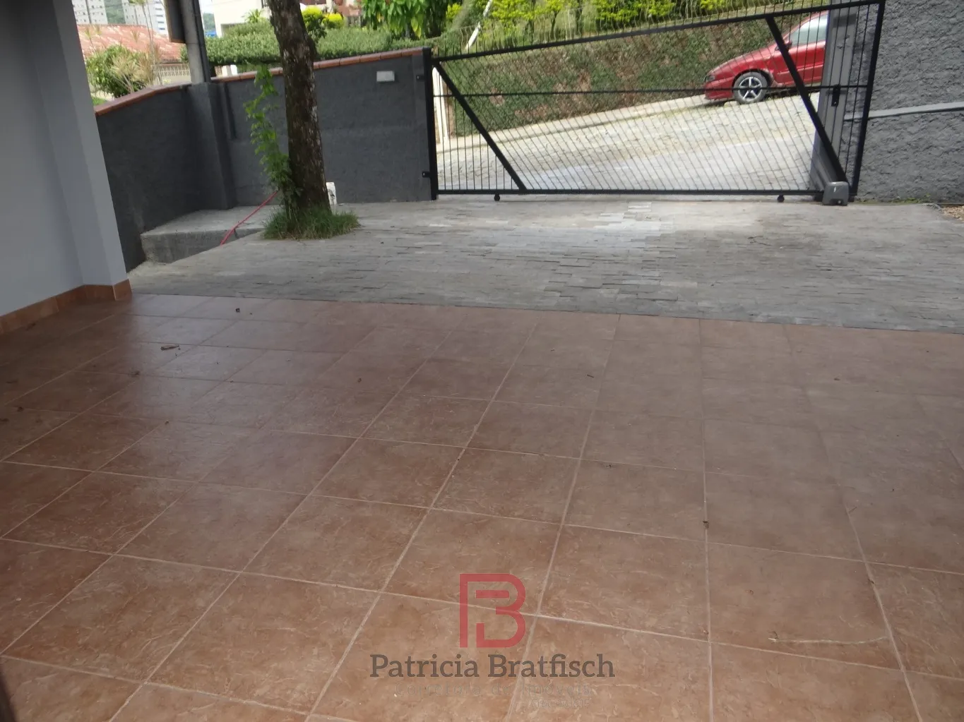Casa com amplo terreno fundos no Bairro Velha. 3 dormitórios (suíte) e 04 vagas de garagem. — foto 5