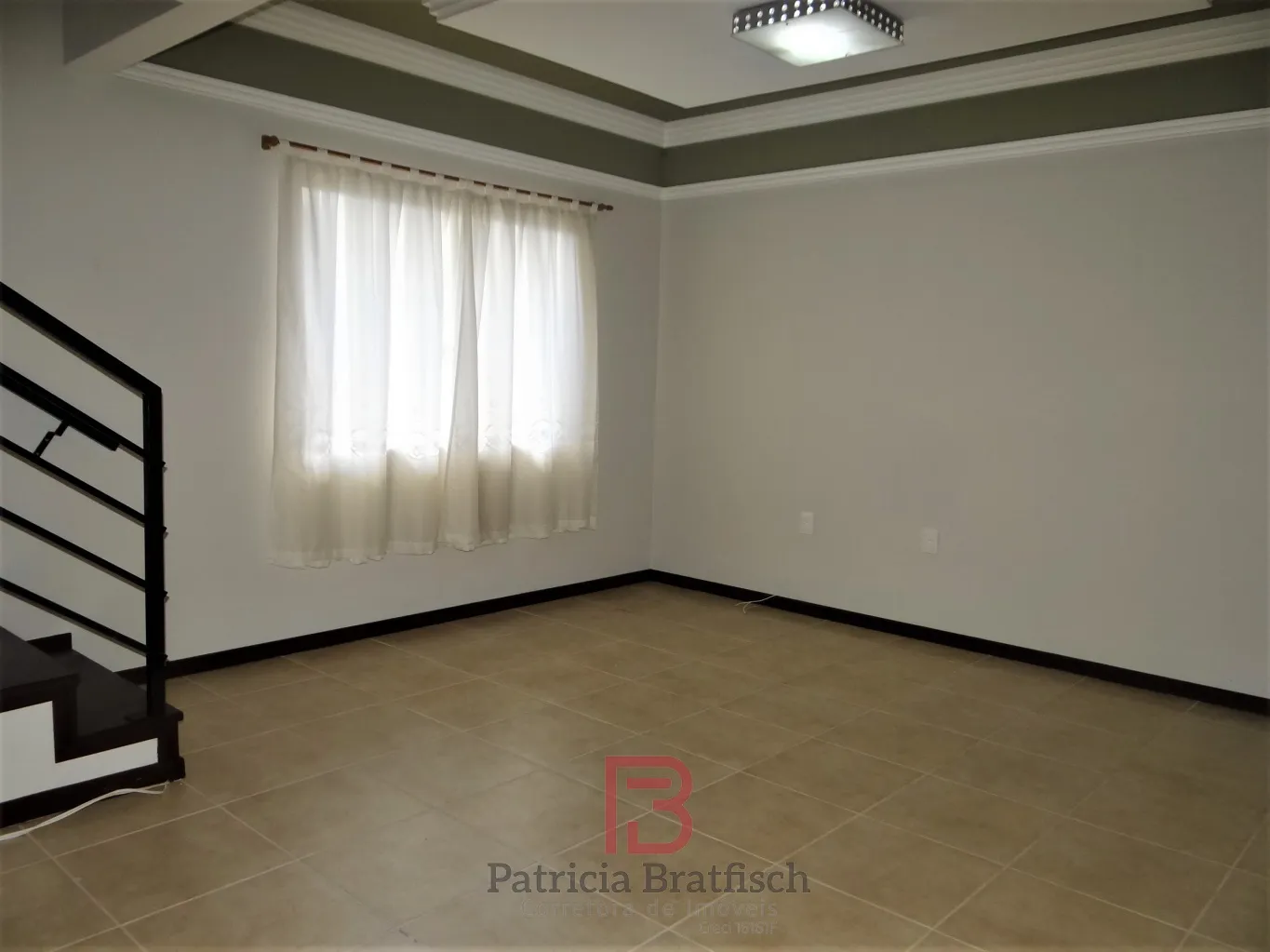 Casa com amplo terreno fundos no Bairro Velha. 3 dormitórios (suíte) e 04 vagas de garagem. — foto 6