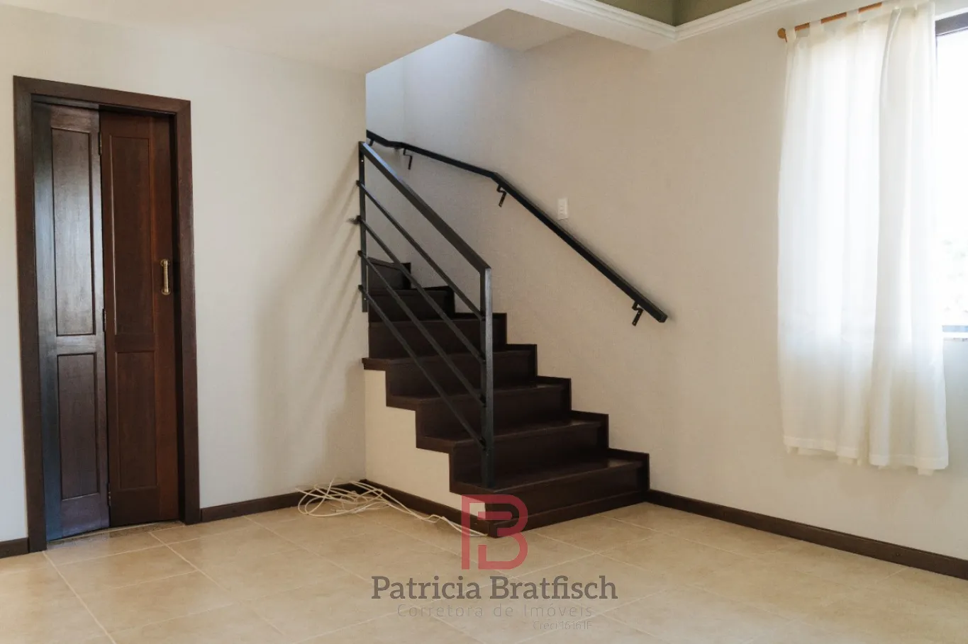 Casa com amplo terreno fundos no Bairro Velha. 3 dormitórios (suíte) e 04 vagas de garagem. — foto 7
