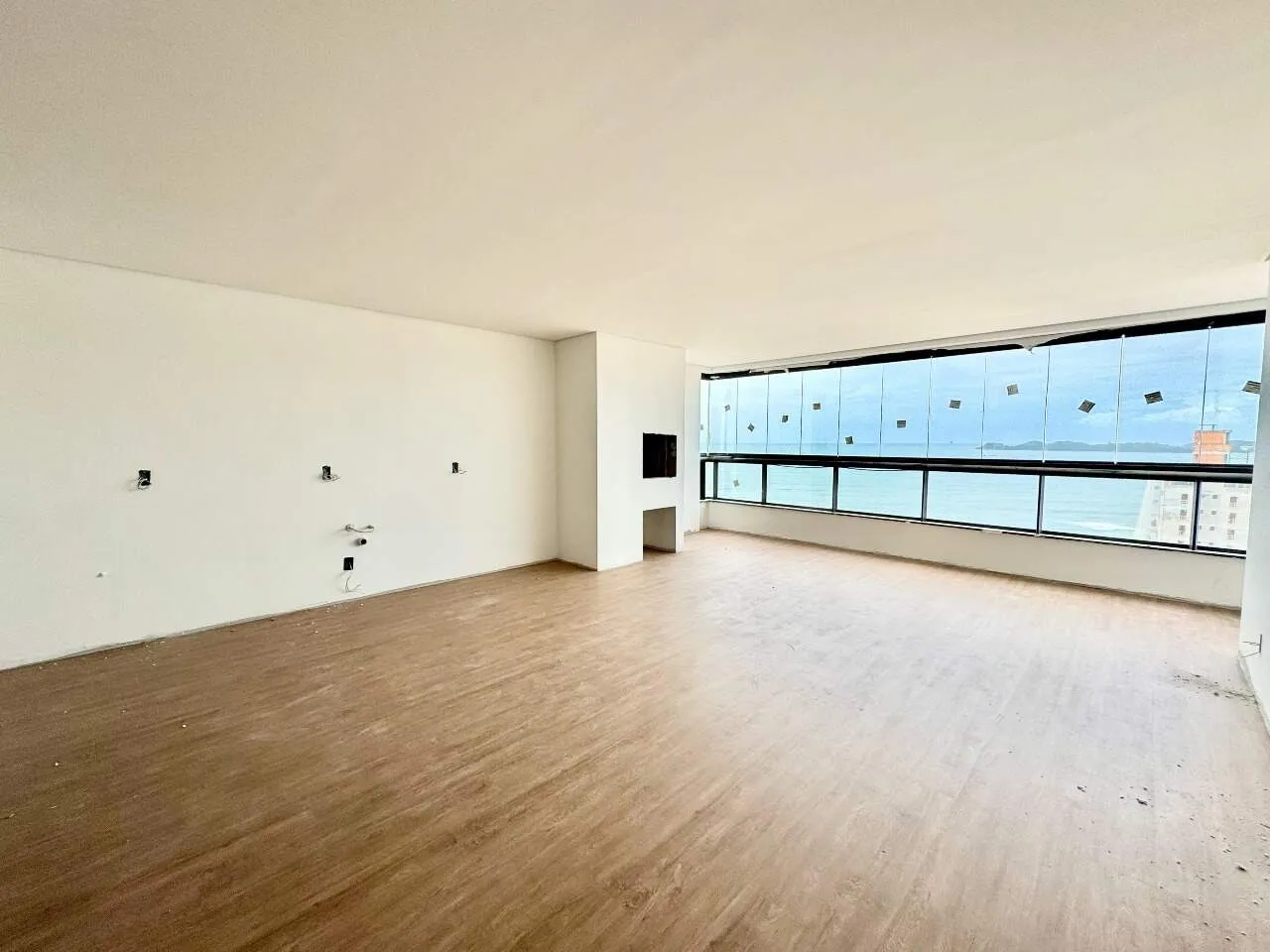 Apartamento com 3 suítes, sendo 2 demi suítes, no Centro em Penha a 300 metros do mar! - foto 1