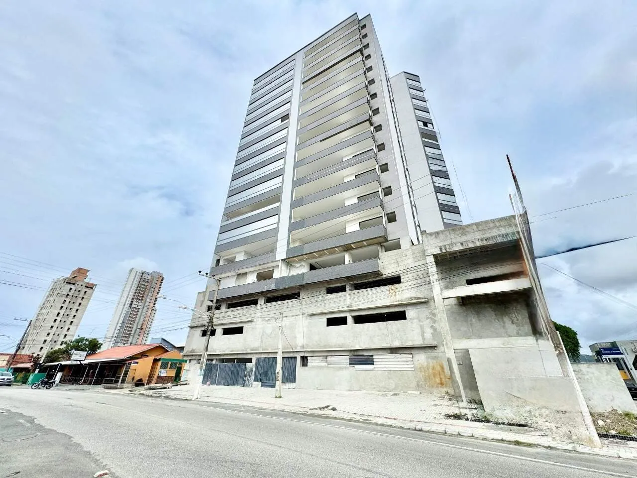 Apartamento com 3 suítes, sendo 2 demi suítes, no Centro em Penha a 300 metros do mar! — foto 2
