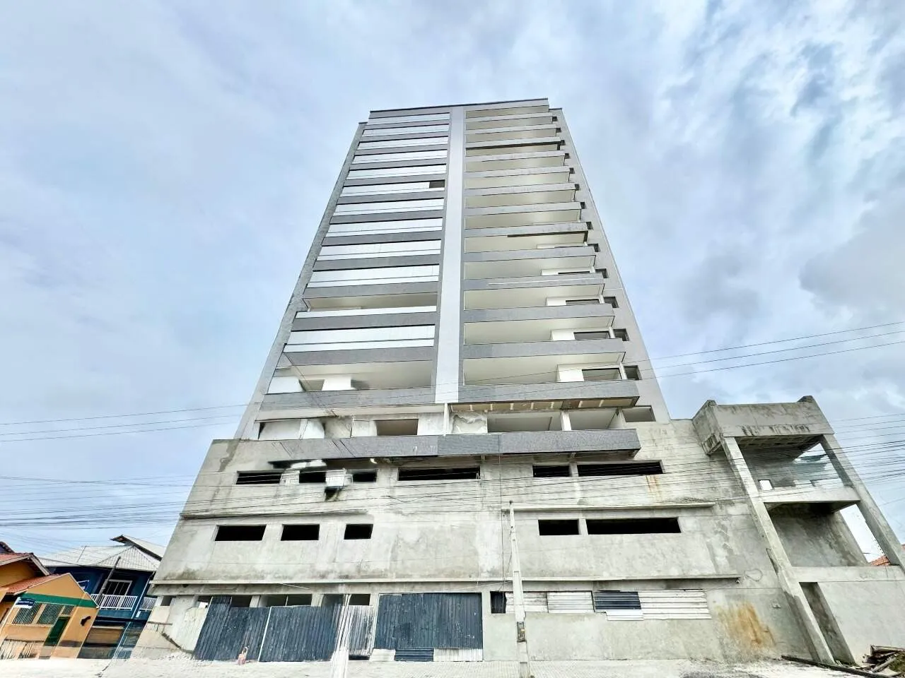 Apartamento com 3 suítes, sendo 2 demi suítes, no Centro em Penha a 300 metros do mar! — foto 3