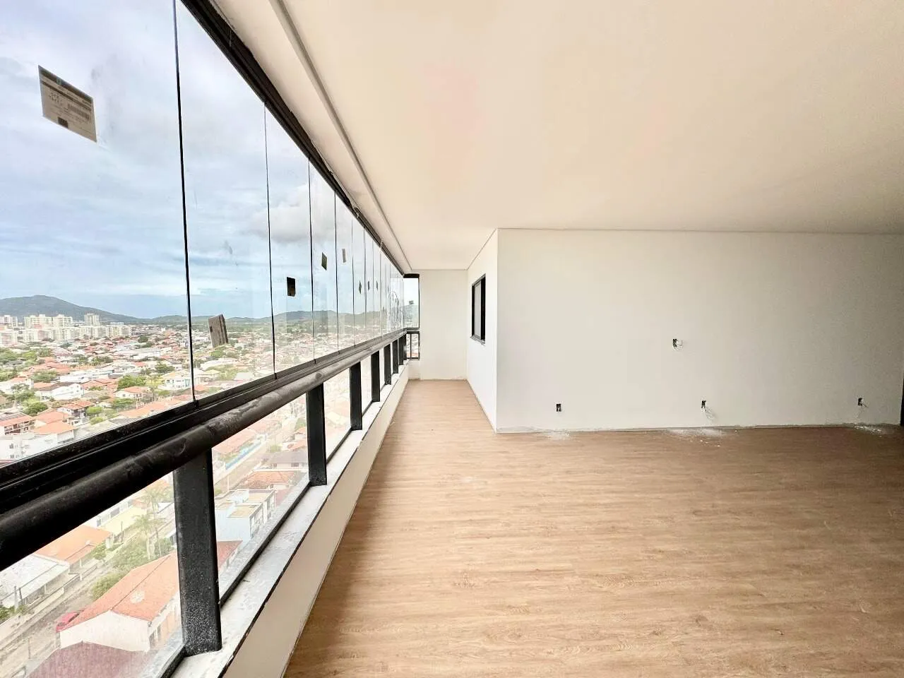 Apartamento com 3 suítes, sendo 2 demi suítes, no Centro em Penha a 300 metros do mar! — foto 4
