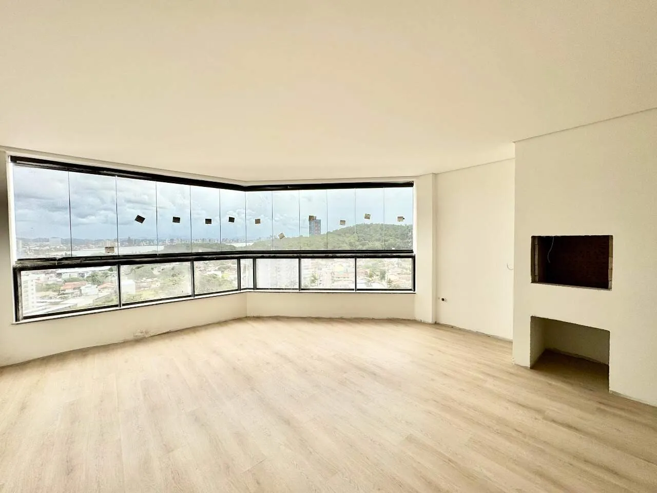 Apartamento com 3 suítes, no Centro em Penha a 300 metros do mar! - foto 1