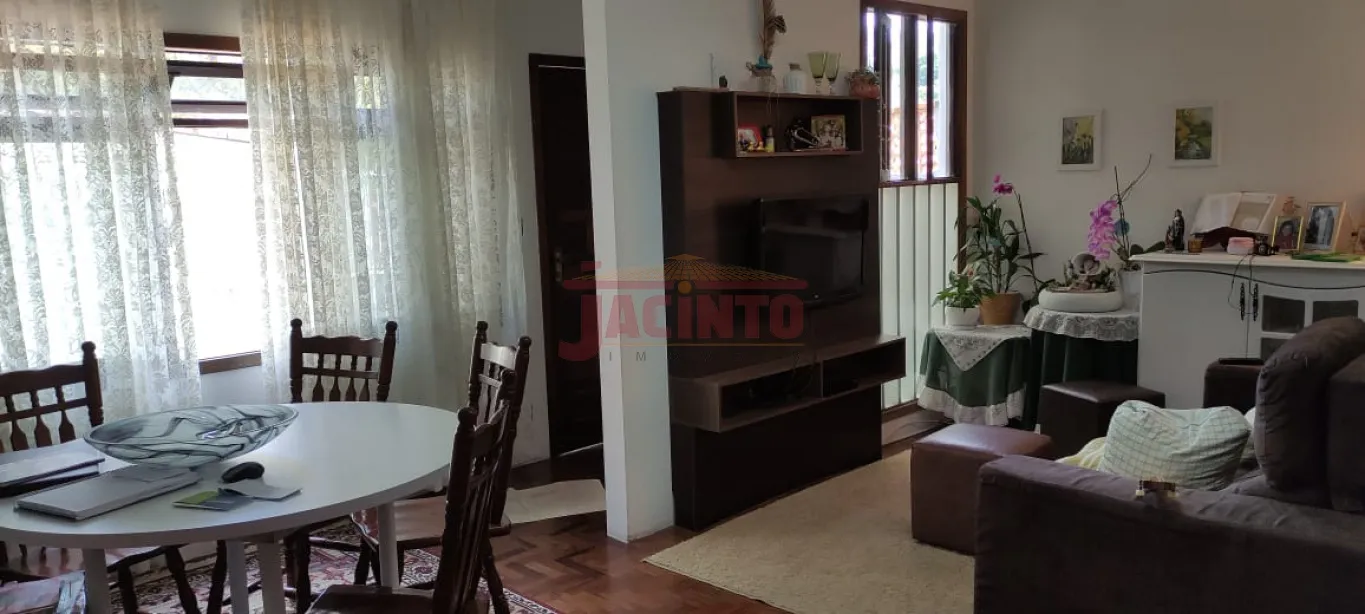 Casa de Alvenaria no bairro Garcia, com estrutura para construção de segundo piso, contendo 3 dormitórios, sendo 1 suíte, banheiro social, sala de estar, cozinha, e demais dependências. — foto 2