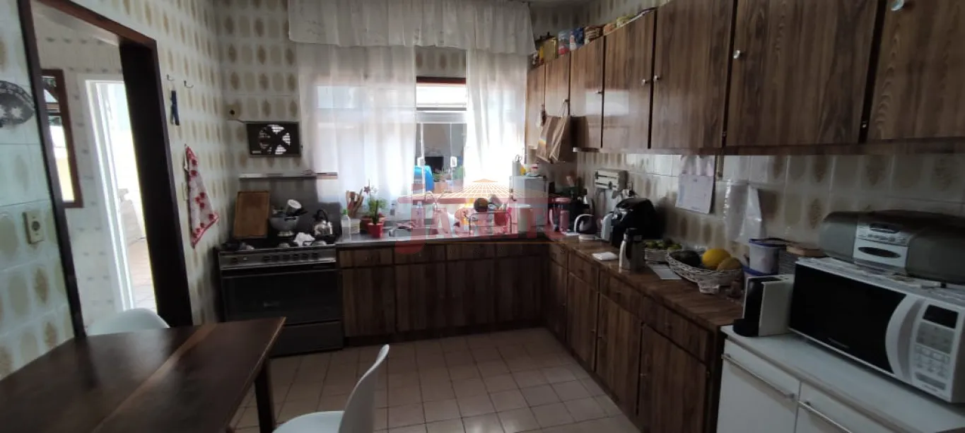 Casa de Alvenaria no bairro Garcia, com estrutura para construção de segundo piso, contendo 3 dormitórios, sendo 1 suíte, banheiro social, sala de estar, cozinha, e demais dependências. — foto 3