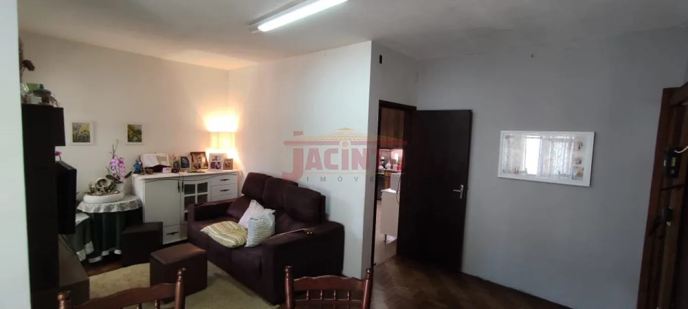 Casa de Alvenaria no bairro Garcia, com estrutura para construção de segundo piso, contendo 3 dormitórios, sendo 1 suíte, banheiro social, sala de estar, cozinha, e demais dependências. — foto 4