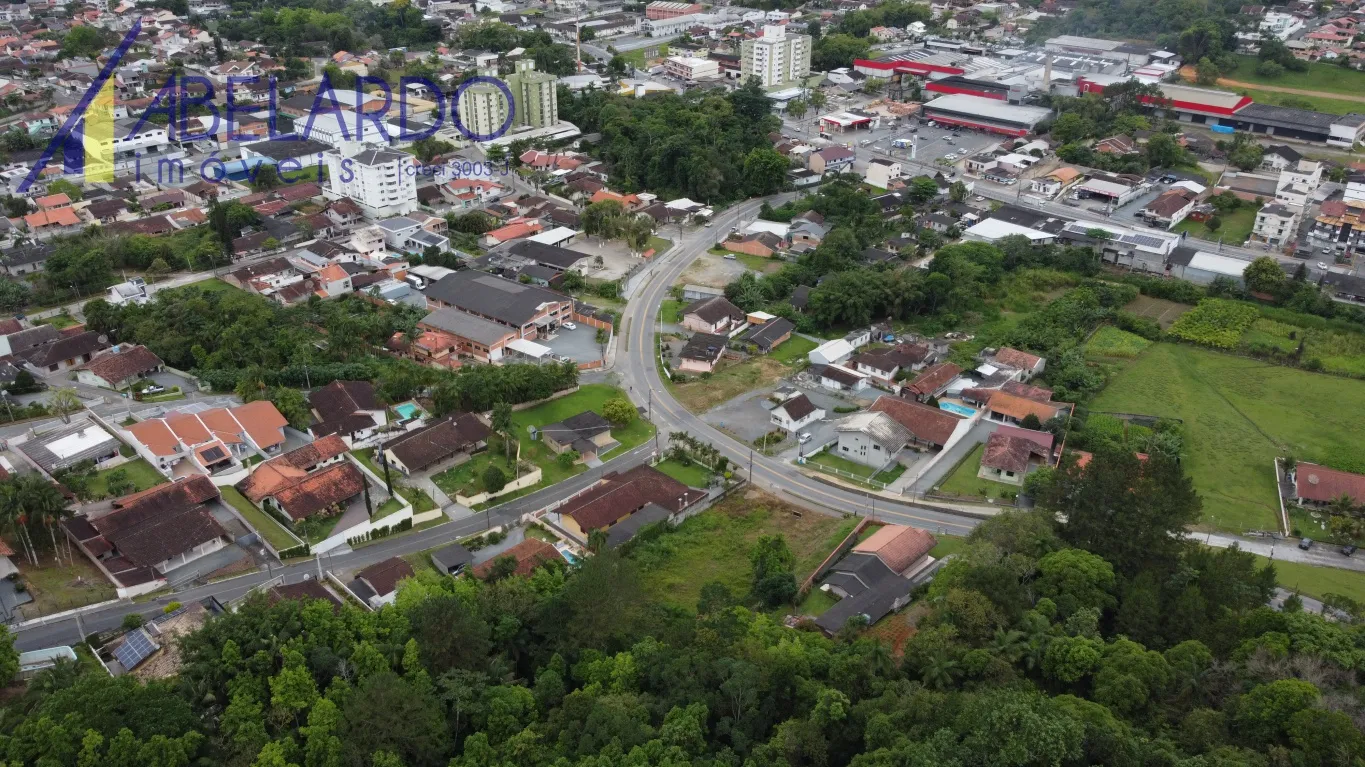 ABELARDO IMÓVEIS - Excelente terreno na Velha Central com 13.116,34m de área total. Sendo aproximadamente 3.000m de Zoneamento ZR3,altura livre e coeficiente de aproveitamento 3,6 e taxa de ocupação de 70%,10.000,00m aproximadamente de Zoneamento ZPA. — foto 6