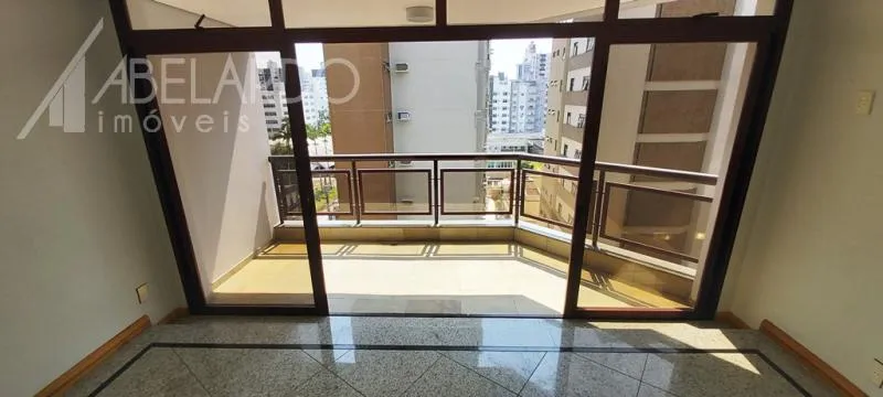 Abelardo Imóveis - Localizado na região mais nobre da cidade, este apartamento de 3 dormitórios semi-mobiliado. — foto 2
