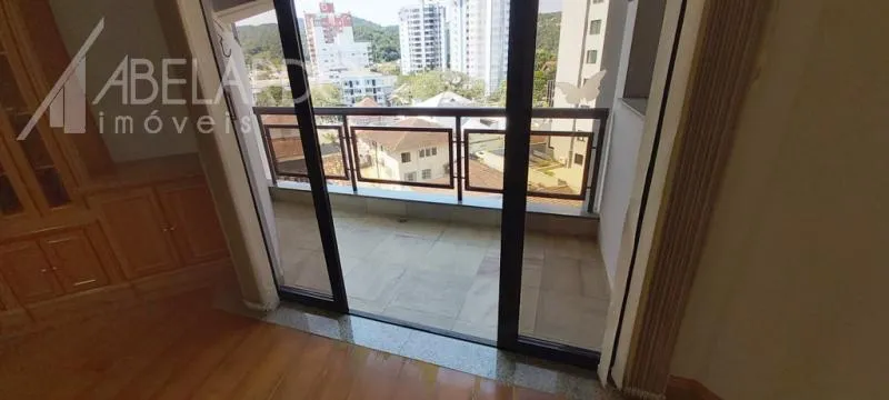 Abelardo Imóveis - Localizado na região mais nobre da cidade, este apartamento de 3 dormitórios semi-mobiliado. — foto 3