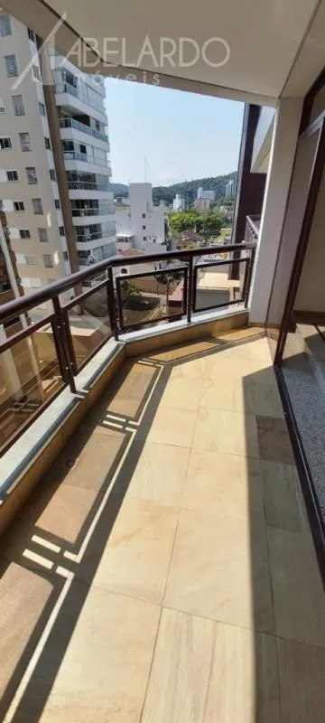 Abelardo Imóveis - Localizado na região mais nobre da cidade, este apartamento de 3 dormitórios semi-mobiliado. — foto 4