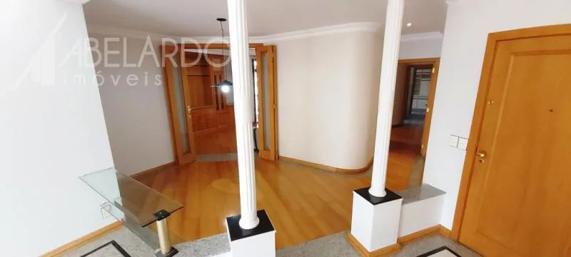 Abelardo Imóveis - Localizado na região mais nobre da cidade, este apartamento de 3 dormitórios semi-mobiliado. — foto 5