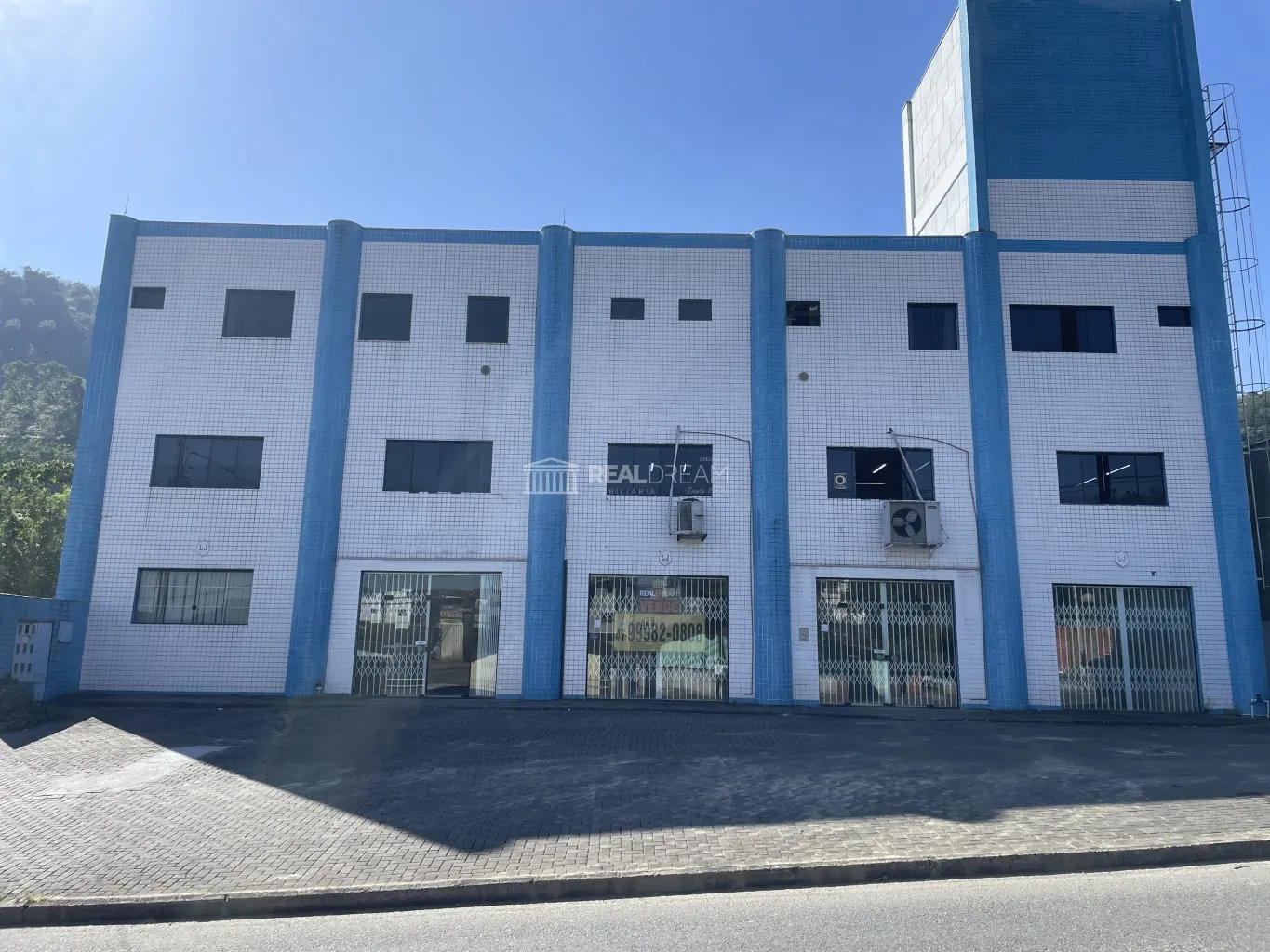 Prédio Comercial e residencial em corredor de serviço (CS2) no bairro Água Verde em Blumenau SC - foto 1