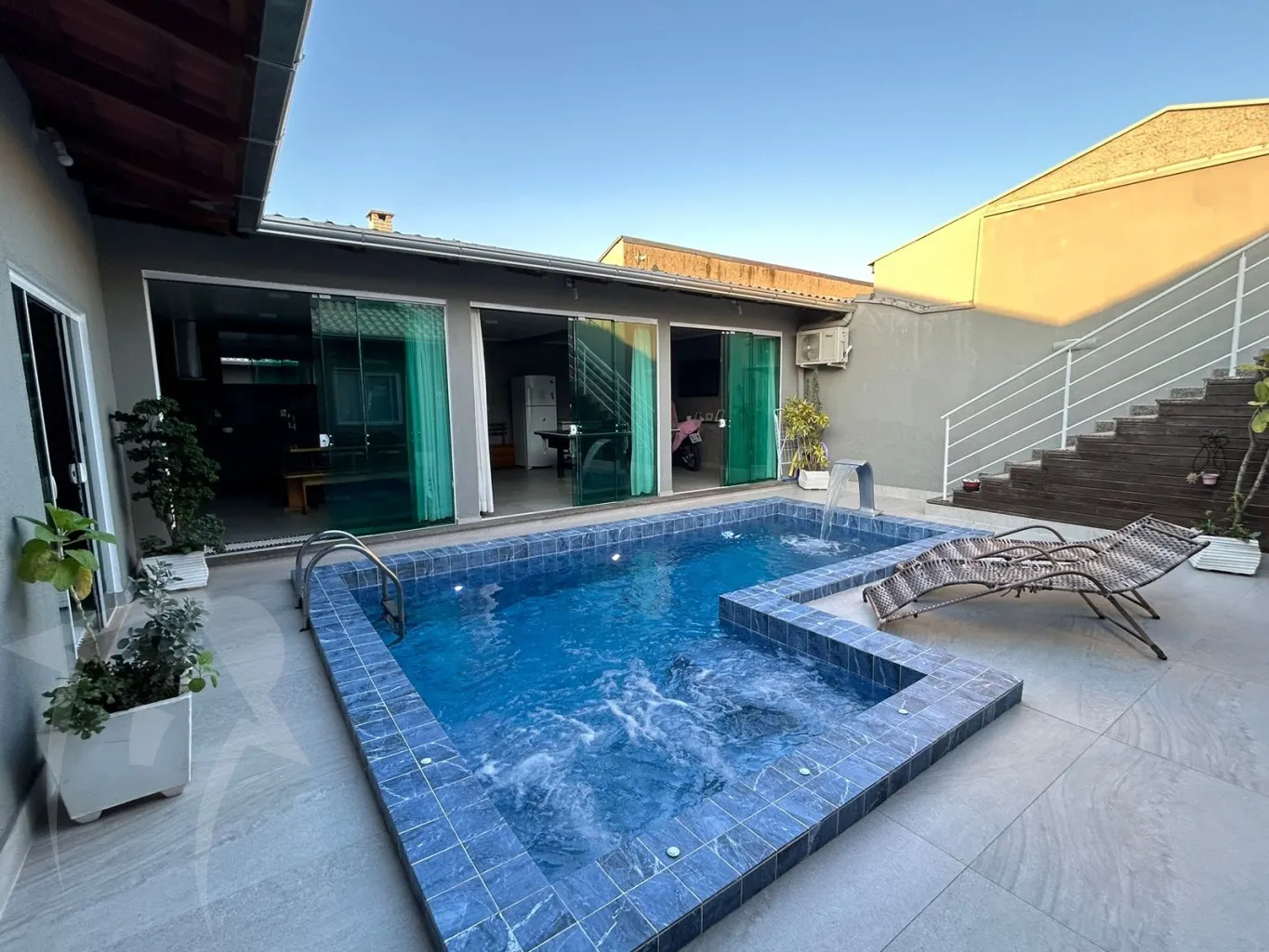 Casa com piscina, interesse em troca por sítio. - foto 1