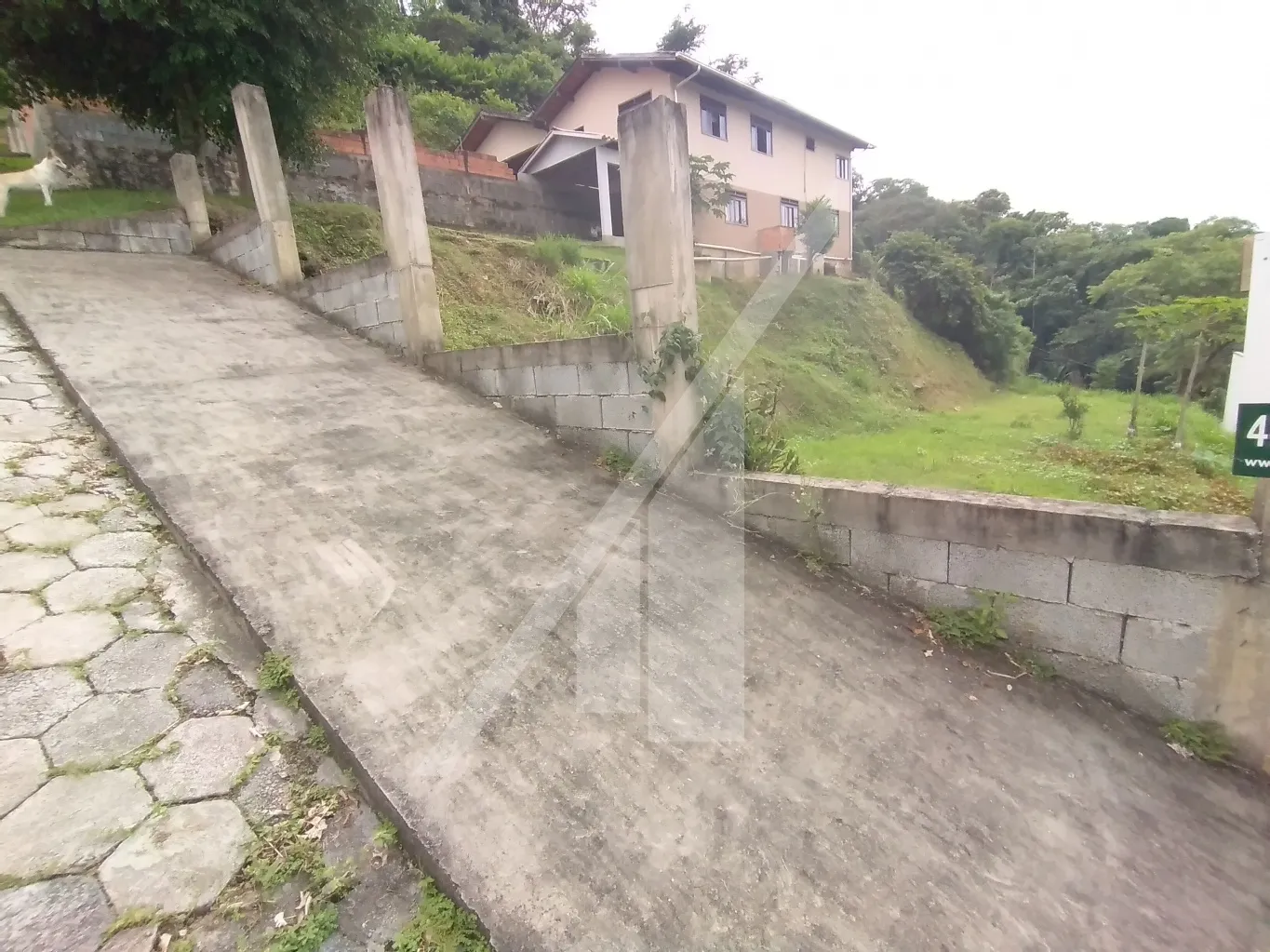 ABELARDO IMÓVEIS - OPORTUNIDADE! Terreno na Escola agrícola com 450m,sendo 15 metros de frente e fundos, 30 metros de lateral direita e esquerda.Terreno plano.Rua tranquila próximo à GreenHouse - Blumenau. — foto 2