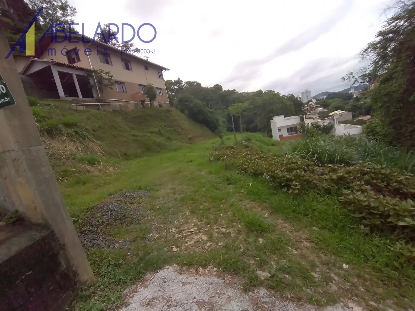 ABELARDO IMÓVEIS - OPORTUNIDADE! Terreno na Escola agrícola com 450m,sendo 15 metros de frente e fundos, 30 metros de lateral direita e esquerda.Terreno plano.Rua tranquila próximo à GreenHouse - Blumenau. - foto 1