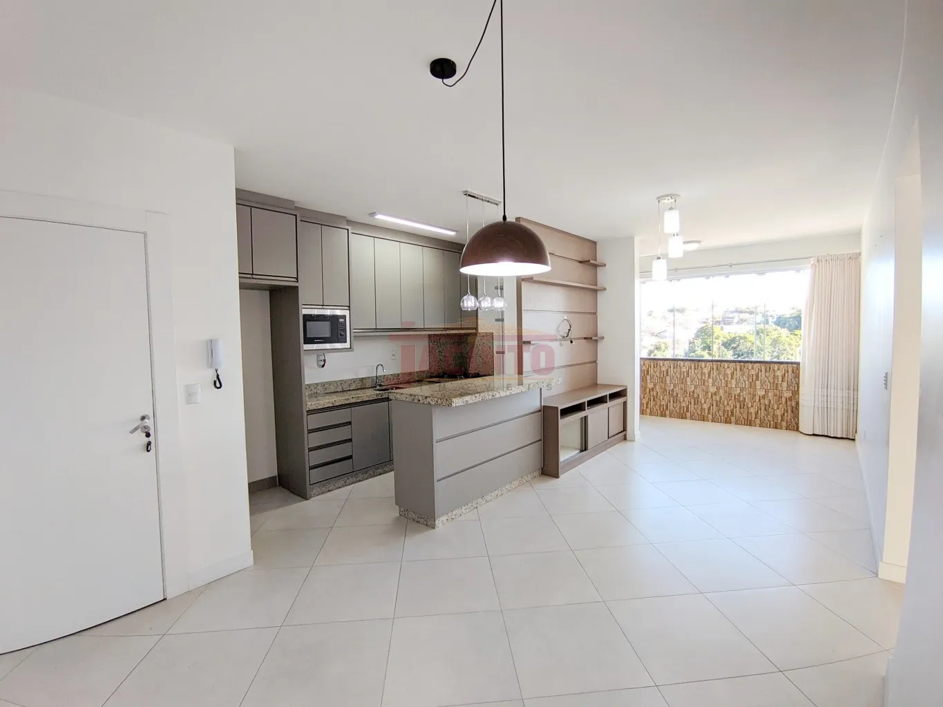 Apartamento semi mobiliado com 2 quartos (1 suíte), 2 vagas de garagem, no bairro Fortaleza. - foto 1