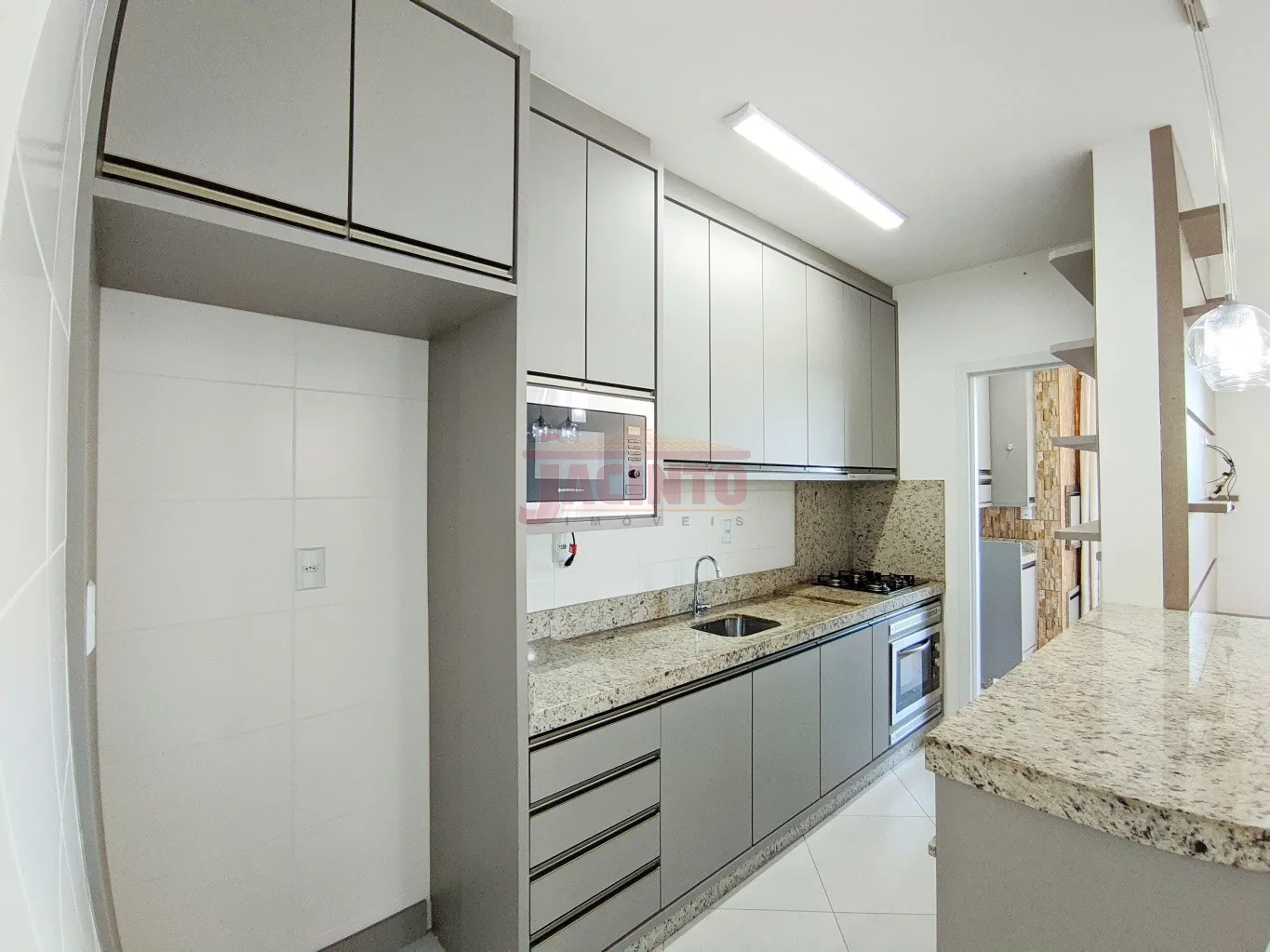Apartamento semi mobiliado com 2 quartos (1 suíte), 2 vagas de garagem, no bairro Fortaleza. — foto 2