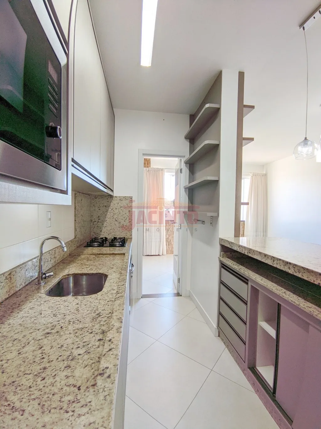 Apartamento semi mobiliado com 2 quartos (1 suíte), 2 vagas de garagem, no bairro Fortaleza. — foto 3