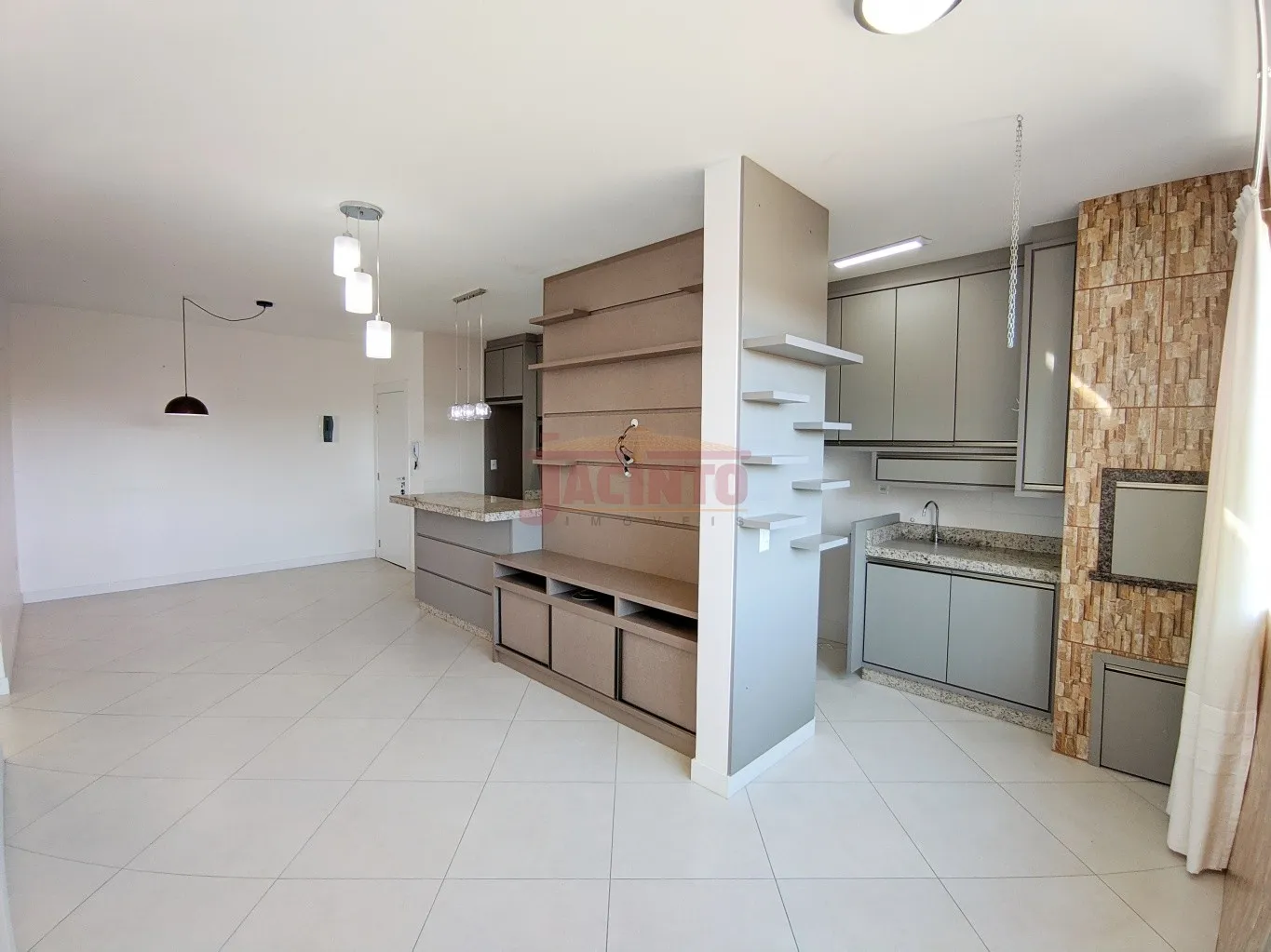 Apartamento semi mobiliado com 2 quartos (1 suíte), 2 vagas de garagem, no bairro Fortaleza. — foto 4