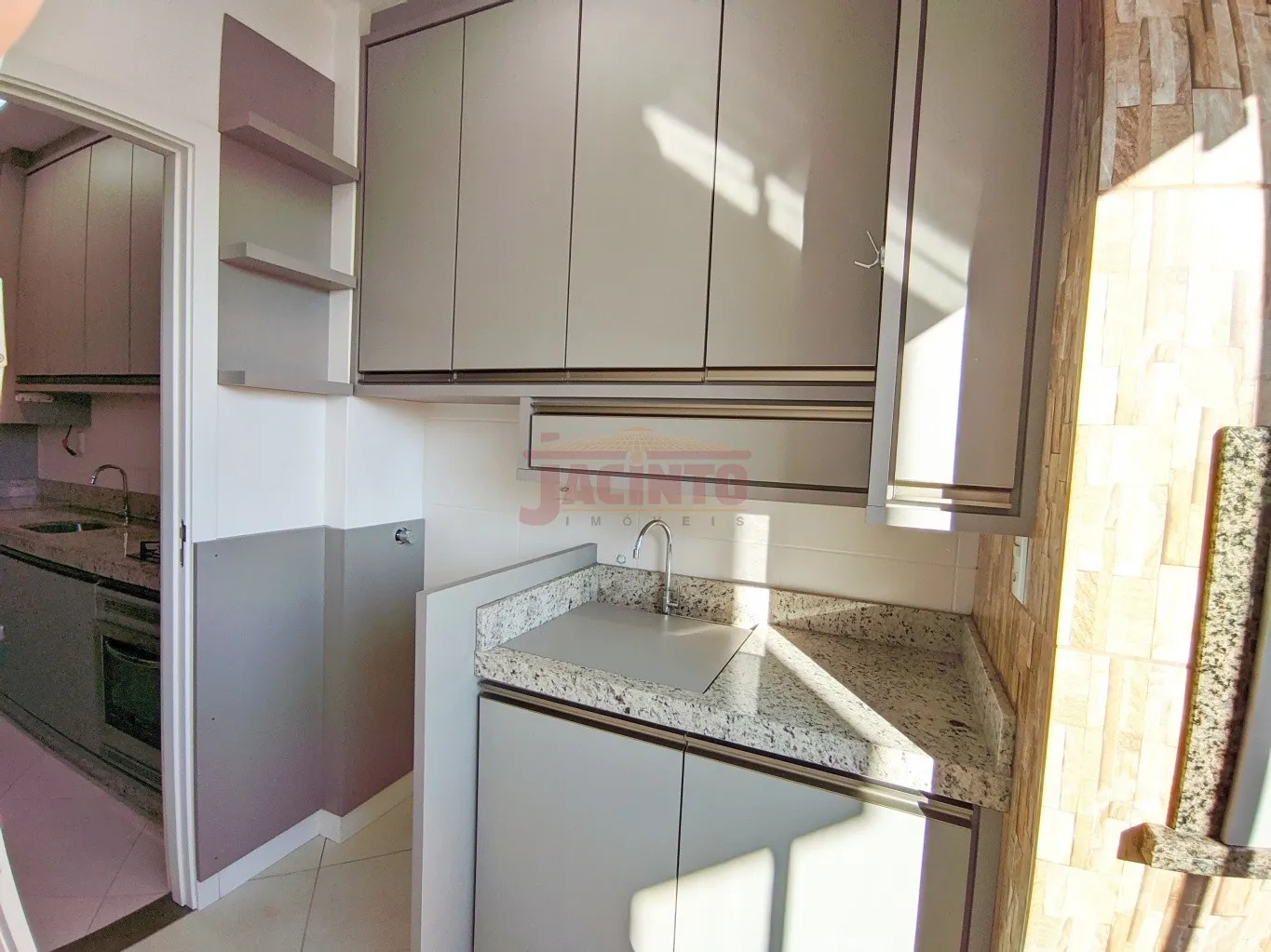 Apartamento semi mobiliado com 2 quartos (1 suíte), 2 vagas de garagem, no bairro Fortaleza. — foto 5